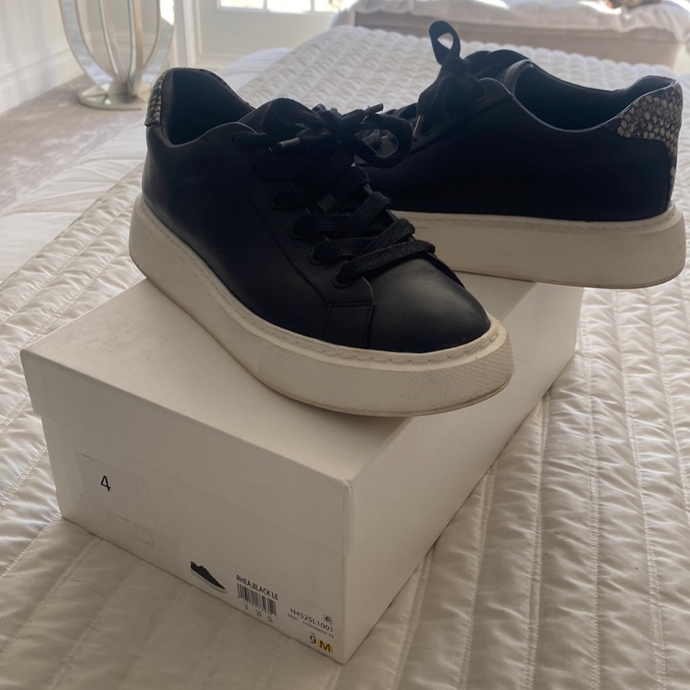 Vince Rhea Black Leather Sneakers. Size 9